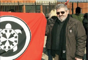 Casseri amb bandera de Casa Pound Gianluca Casseri, l’assassí racista de Florència, va ser un militant actiu de Casa Pound.