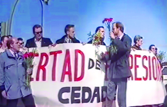 Christian Ruiz, sosteniendo unas flores en una manifestación de CEDADE en Madrid por el aniversario de Adolf Hitler en 1989.