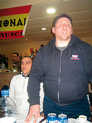 José Alejandro Serrador Ferrer, dempeus, en una foto d’arxiu..